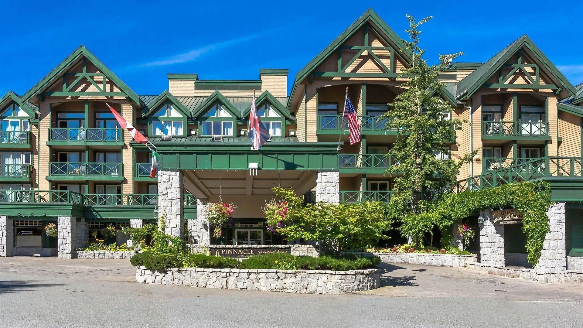 Pinnacle Hotel Whistler 3*,