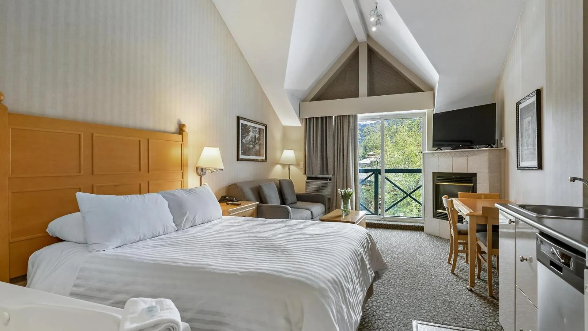 Pinnacle Hotel Whistler