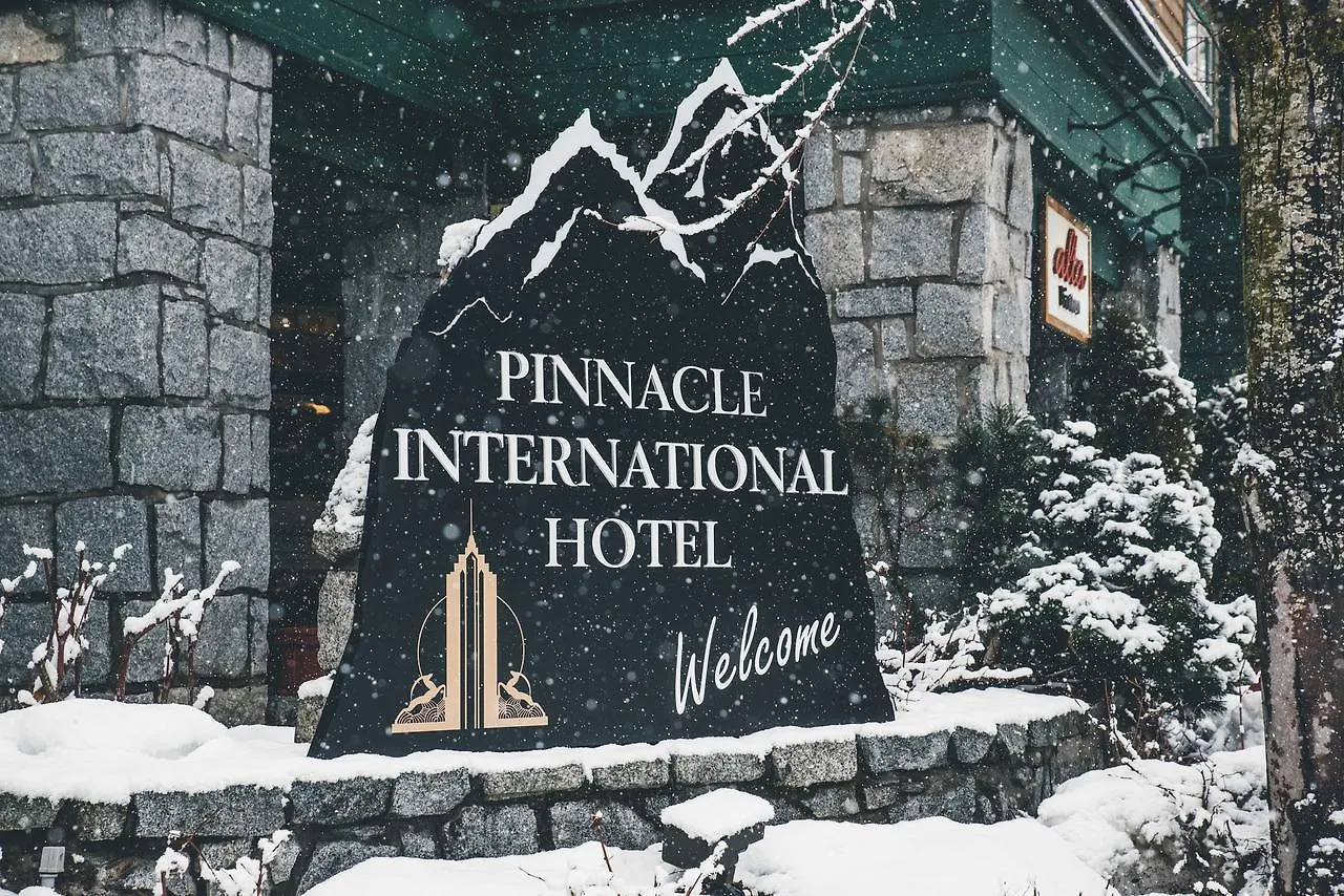 Pinnacle Hotel Whistler 3*,